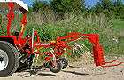 Malotraktor so zhr�ova�om a obraca�om